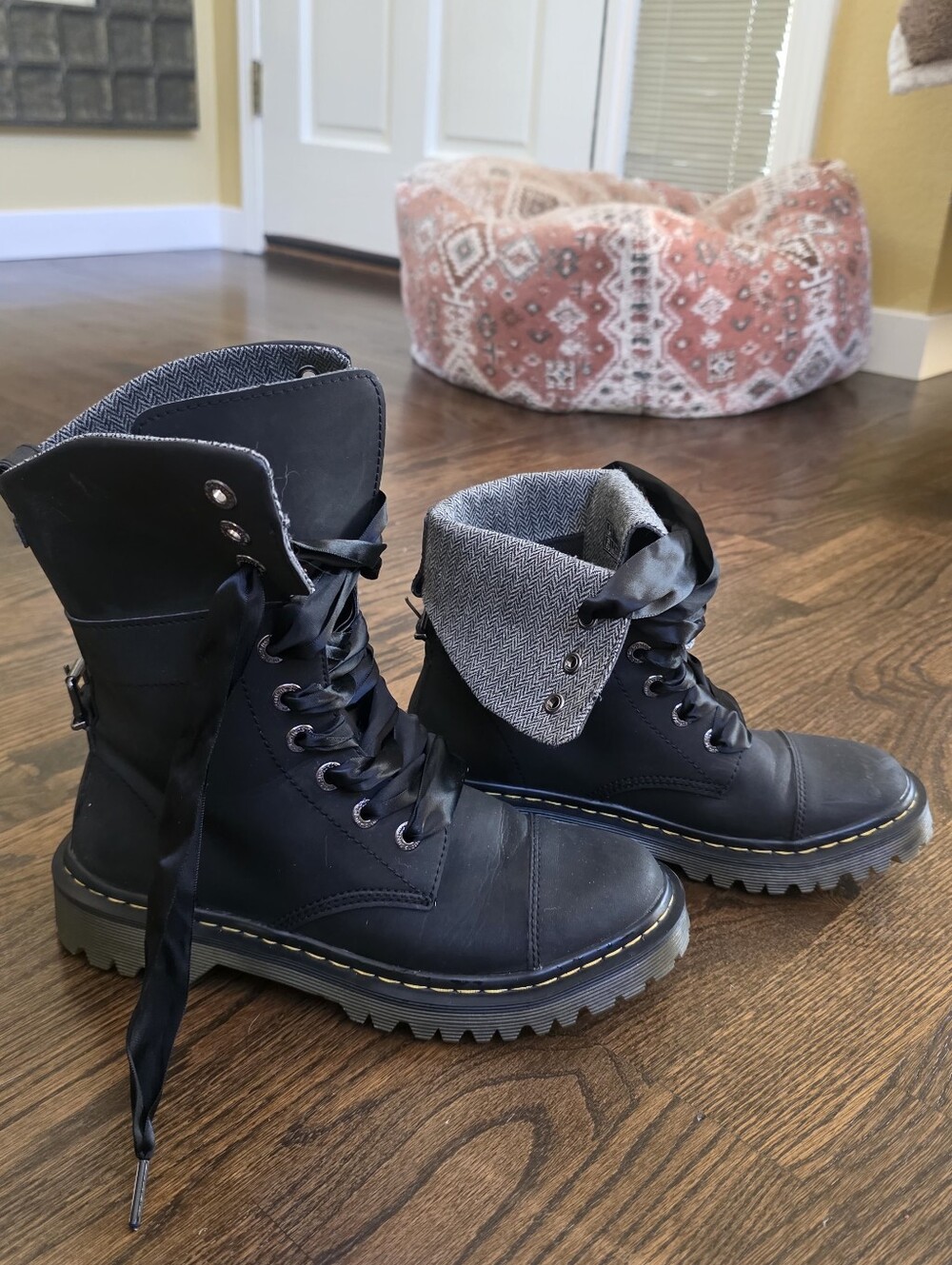 Dr. Martens Yuba Black Leather Fold Down Combat Boots Women’s 7